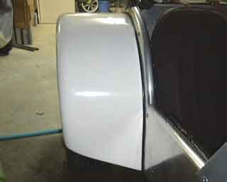 新品のウイングはリベット用の穴もあいていません。