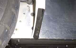 右下からの画像。密着するよう、ゴムハンマーで形を調整しました。