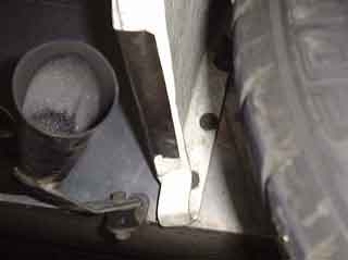 ウイング下端はかなりヘコんだ形になっているため、密着させるのに時間がかかりました。